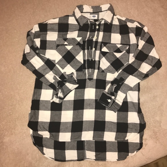 Old Navy Tops - Old Navy Boyfriend Shirt ⚫️⚪️